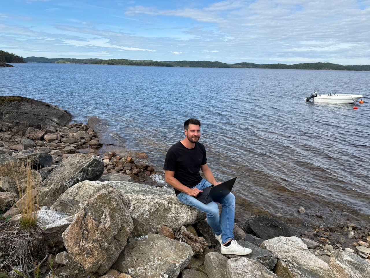 René Karsten Kunkel mit Laptop am See – remote arbeiten