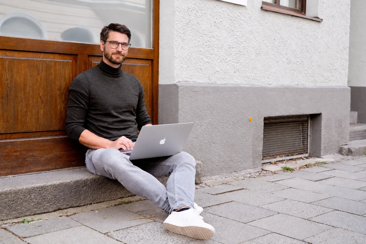 René Karsten Kunkel mit Laptop in München
